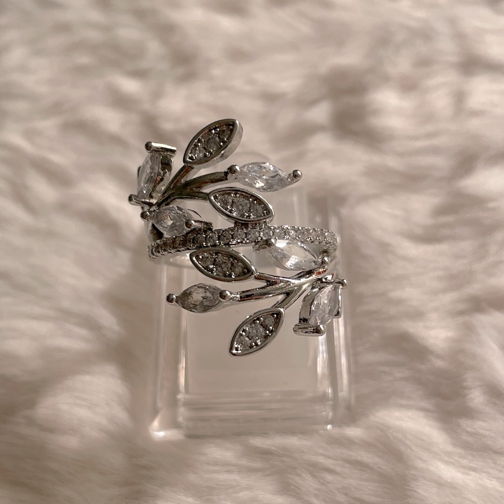 Stunning Sterling Silver plated CZ crystals ring New Have 2 sizes 7 & 8 instock